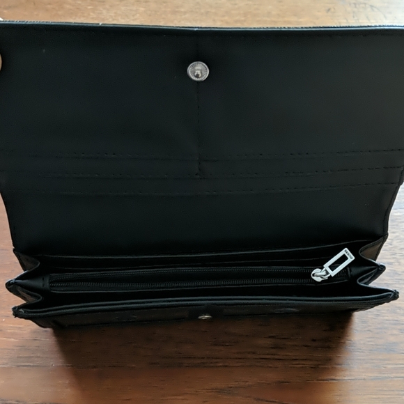 Black Guess Wallet - Picture 3 of 3